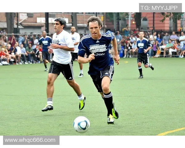 足球赛球星精彩动作集锦全景展示精彩瞬间与技术风采一网打尽